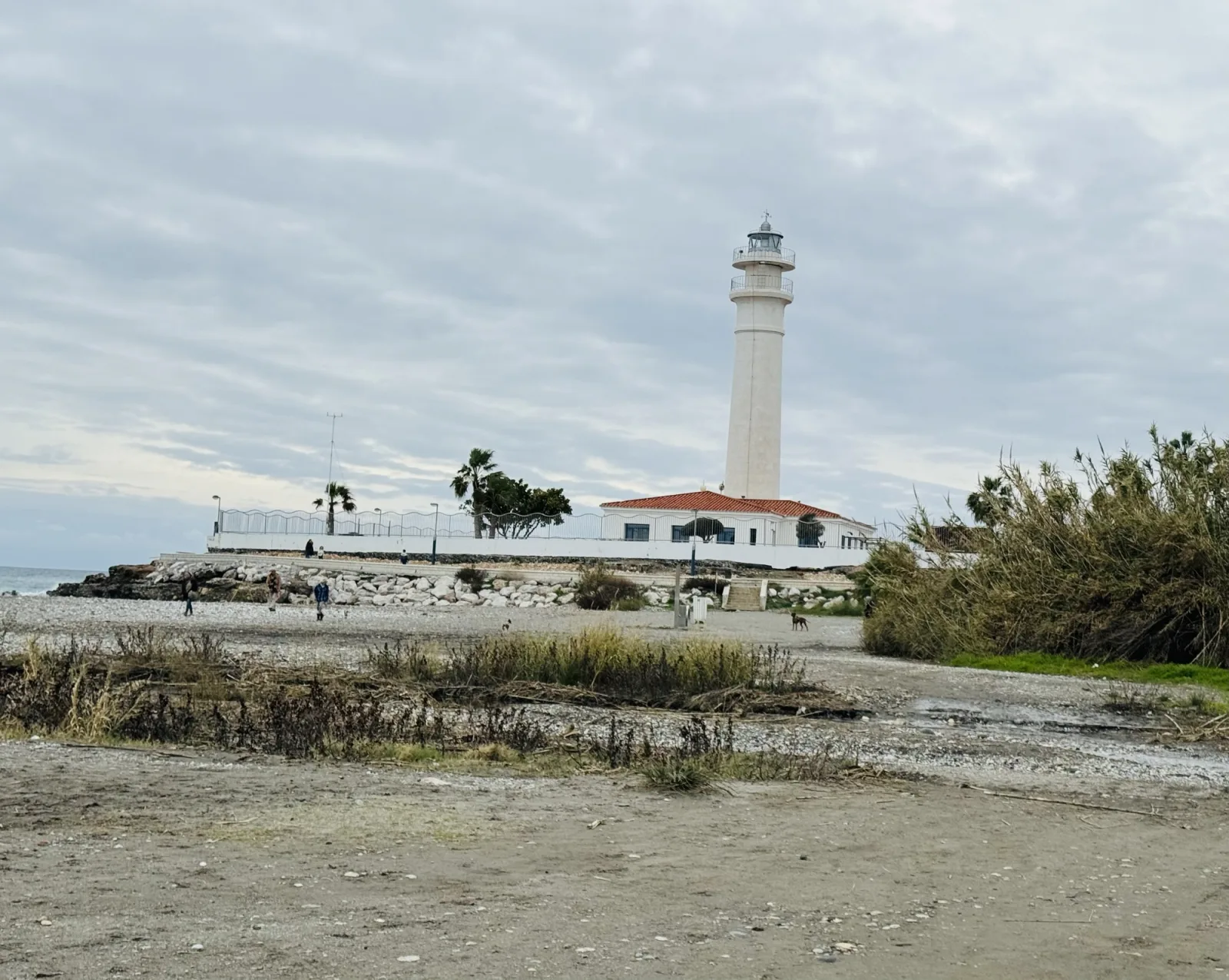 Maják Faro de Torrox u pobřeží