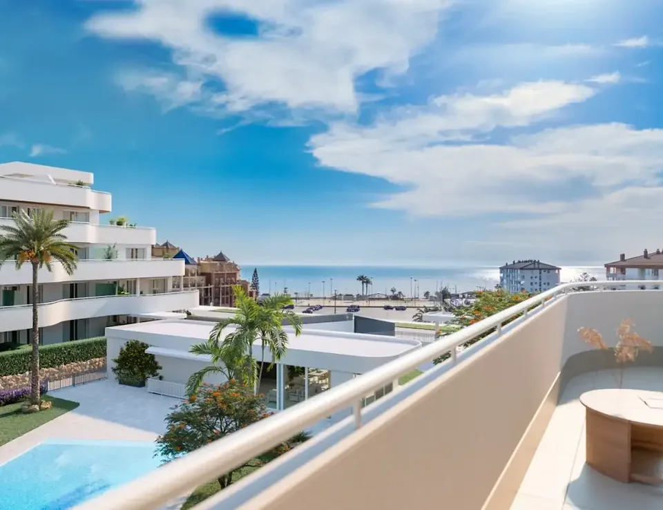 Terraza de un apartamento en la Costa del Sol con vistas al mar y a la piscina